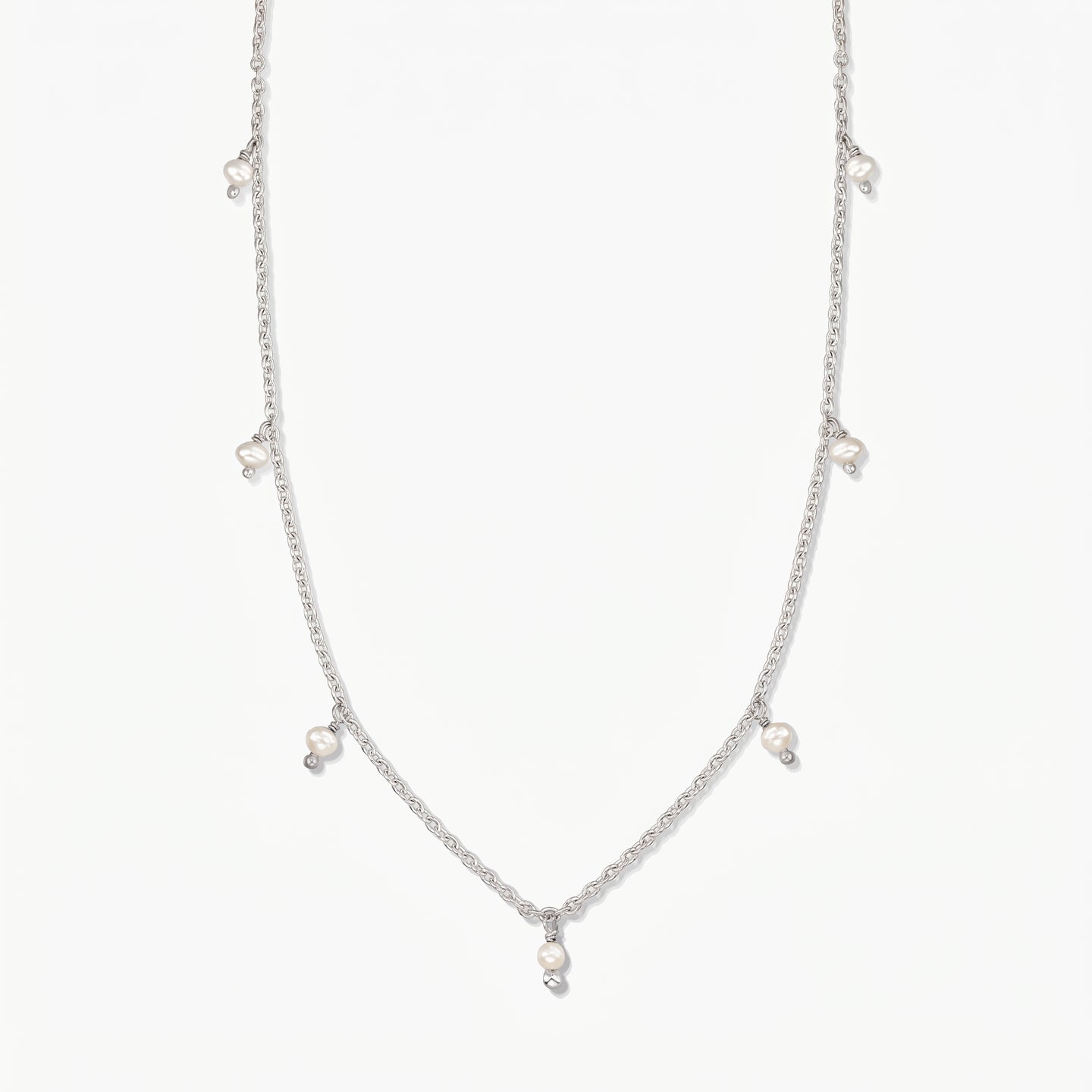 Collier en argent Indira Margot orné de petites gouttes de perles naturelles, photographié sur un fond blanc épuré.