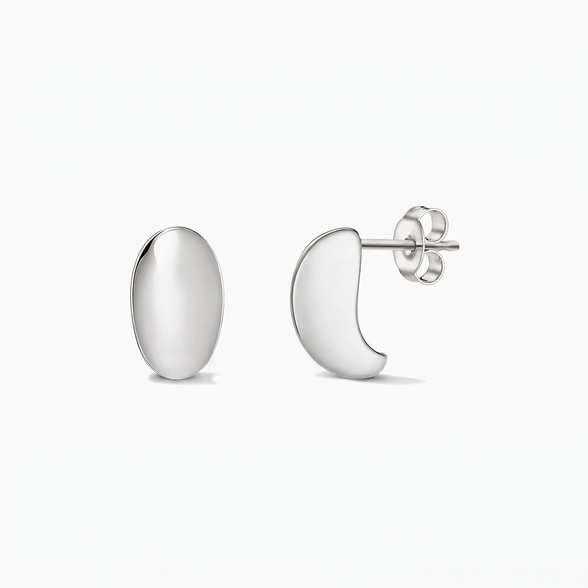 Paire de boucles d’oreilles puces Half Dome en argent poli sur fond blanc, vues de face et de profil avec fermoirs papillon.
