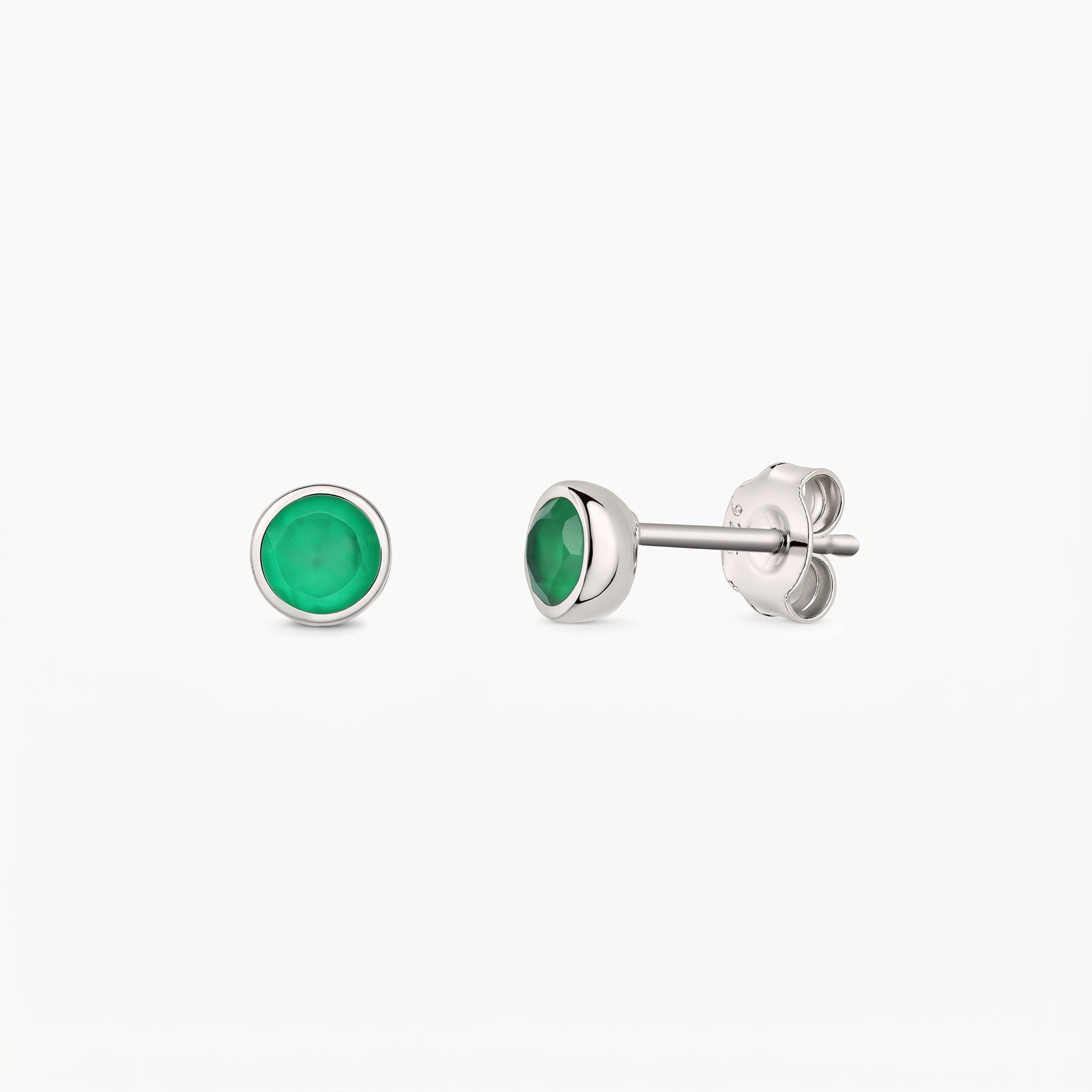 Paire de clous d’oreilles en argent avec onyx vert en serti clos, sur fond blanc, présentées de face et de profil avec fermoirs papillon.