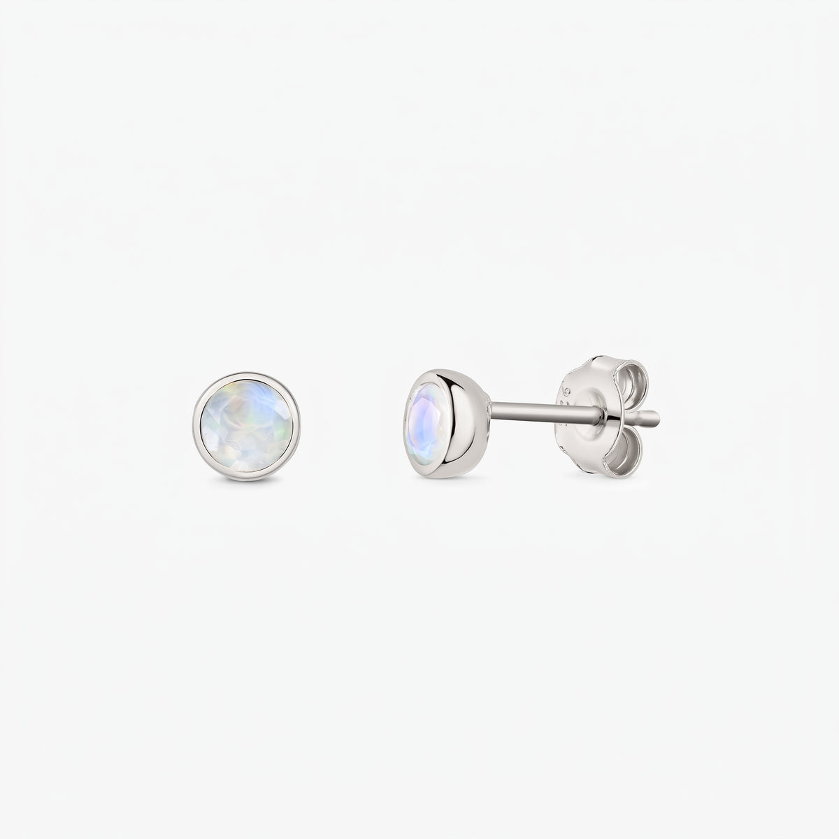 Paire de puces d’oreilles en pierre de lune en argent sterling 925 sur fond blanc, vues de face et de côté, avec fermoirs poussette et pierres rondes iridescentes serties en clos.
