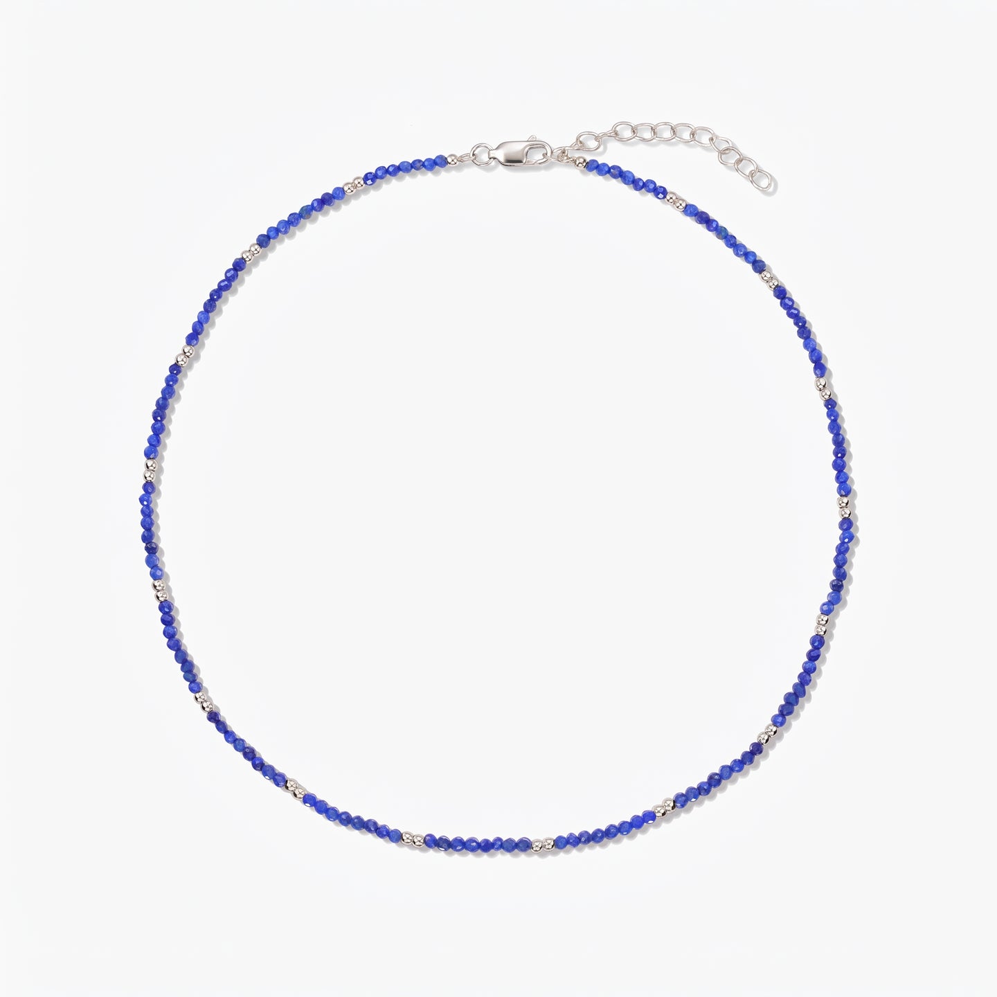 Collier en argent Indira SummerScape avec des perles en lapis-lazuli bleu, fermoir mousqueton et chaîne d’extension sur fond blanc.
