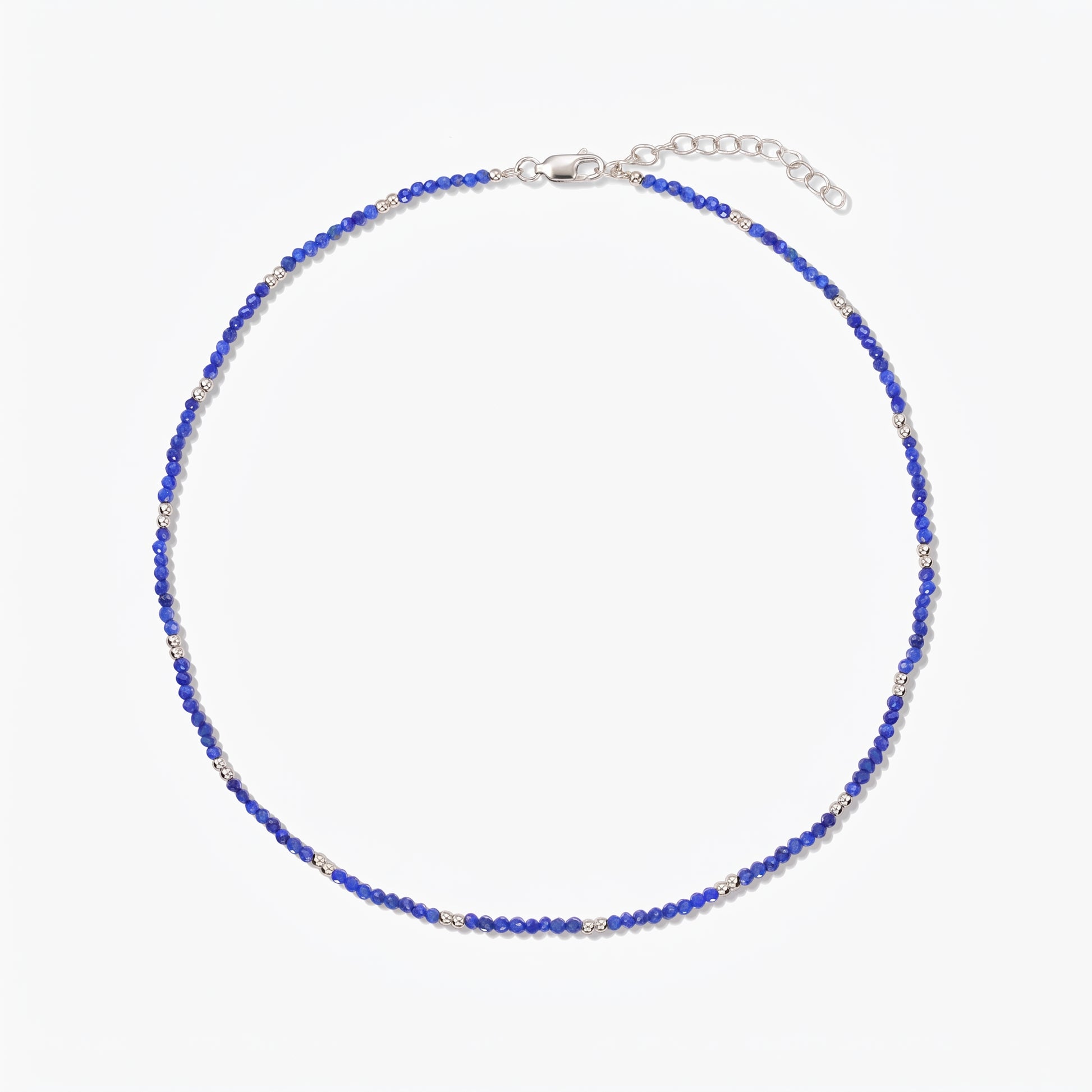 Collier en argent Indira SummerScape avec des perles en lapis-lazuli bleu, fermoir mousqueton et chaîne d’extension sur fond blanc.