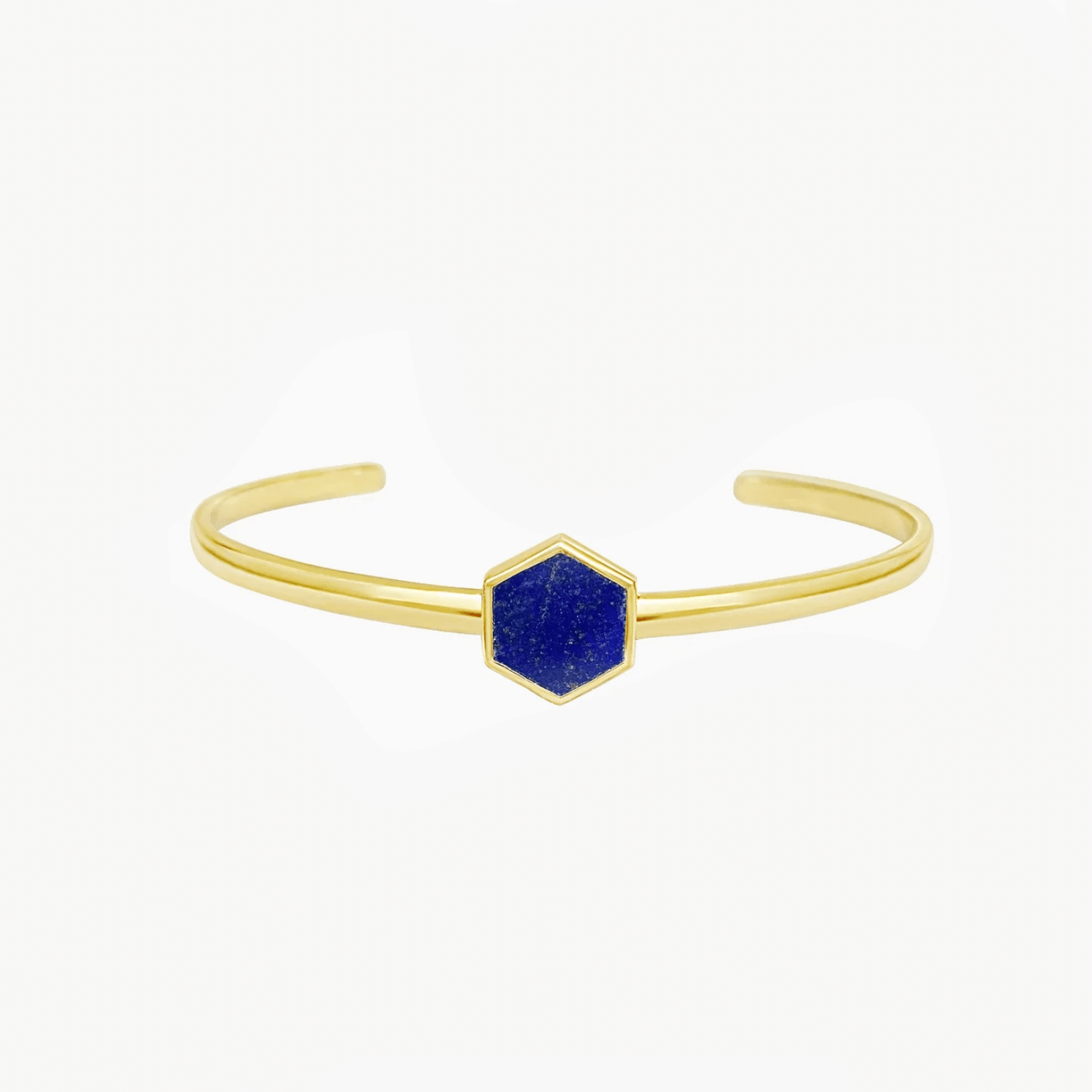 Bracelet jonc en argent doré avec une pierre centrale hexagonale en lapis-lazuli bleu sur fond blanc.