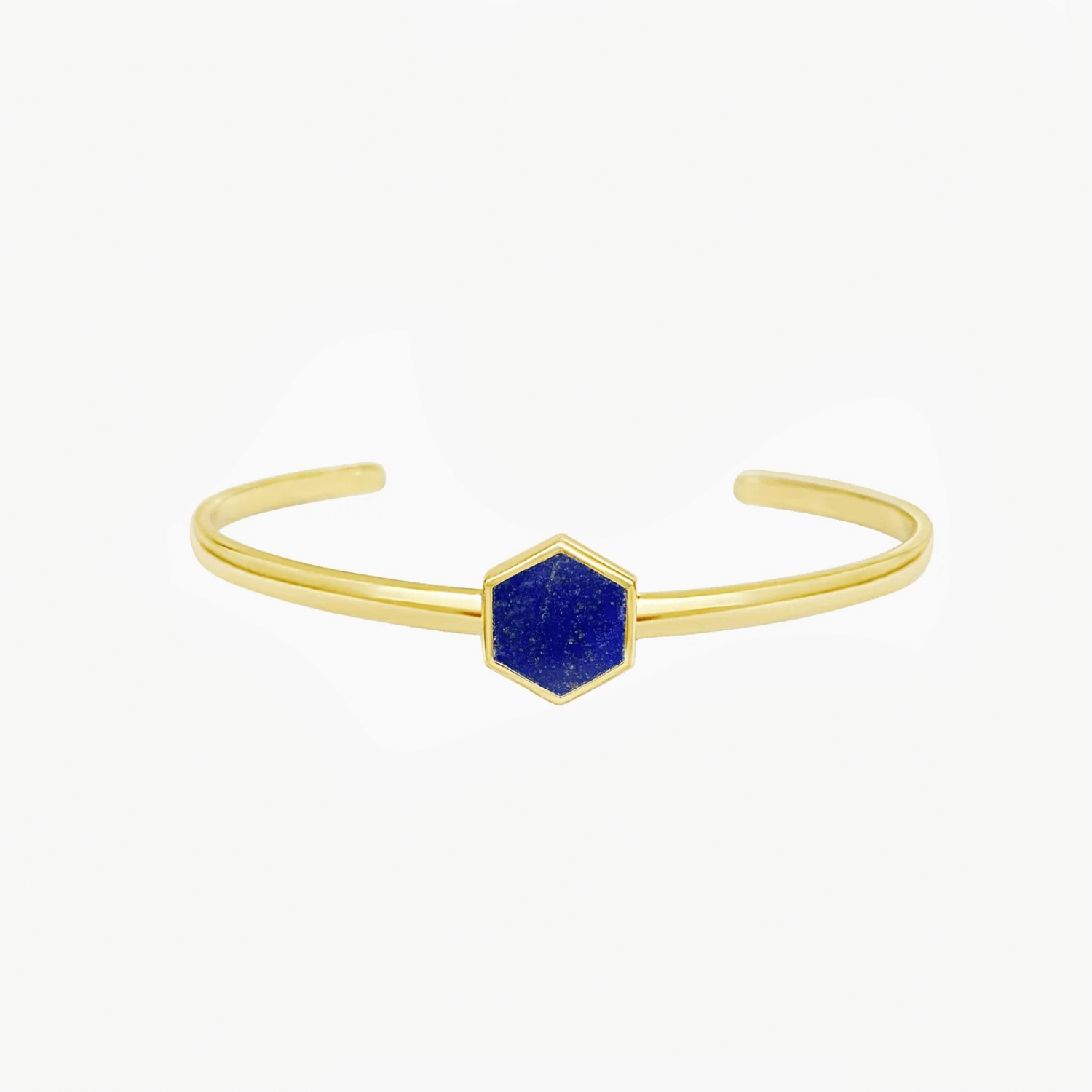 Bracelet jonc en argent doré avec une pierre centrale hexagonale en lapis-lazuli bleu sur fond blanc.