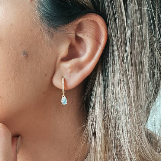 Boucles d'oreilles en argent Golden Gem Huggies - Pierre de Lune - Indira