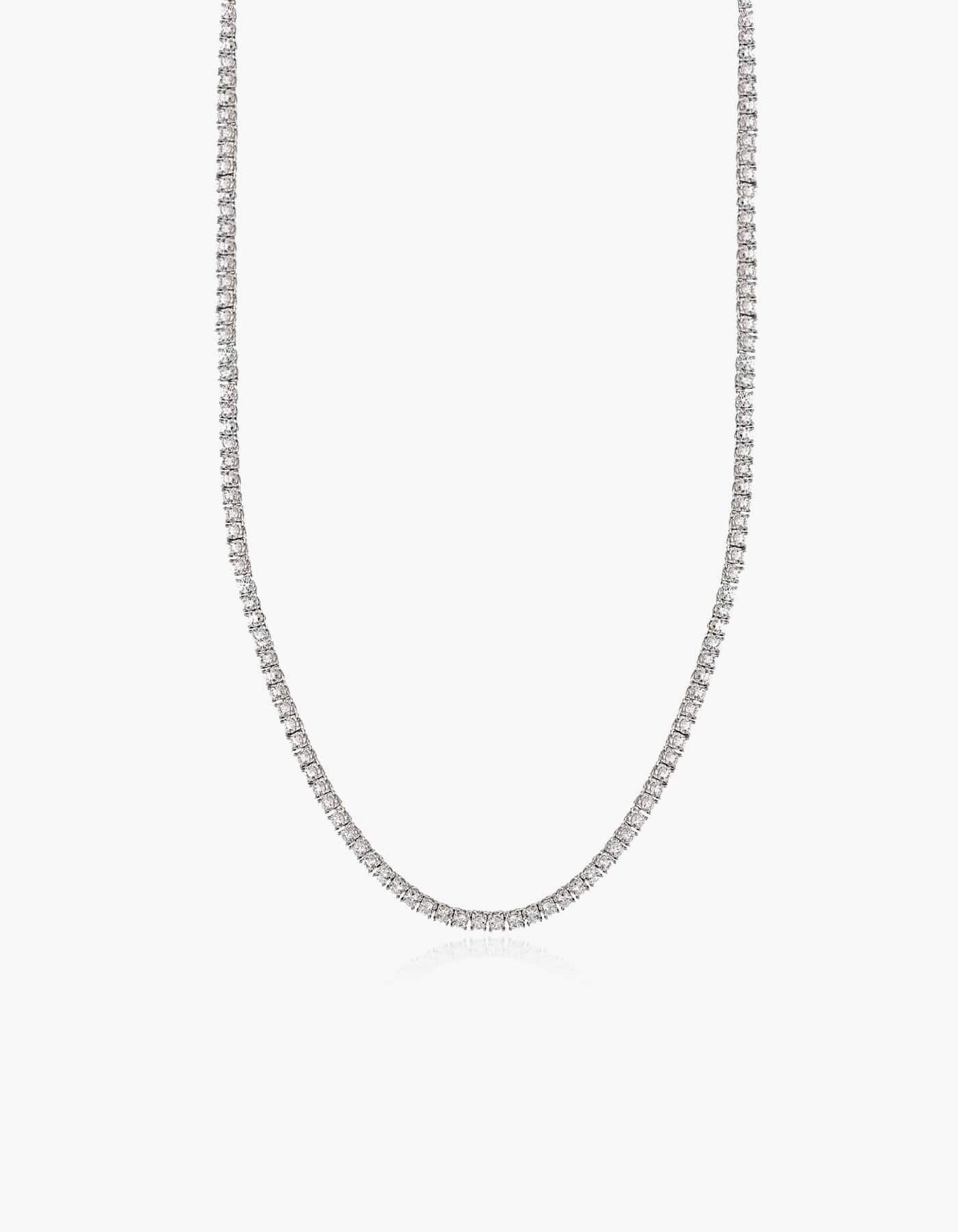 Collier tennis en argent avec pierres de zirconium sur fond blanc.
