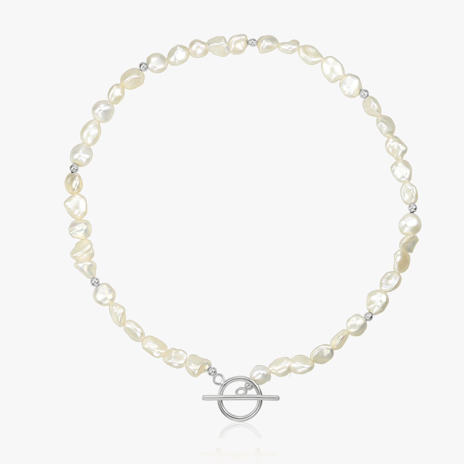 Collier en argent avec perles naturelles et fermoir toggle en argent sur fond blanc.