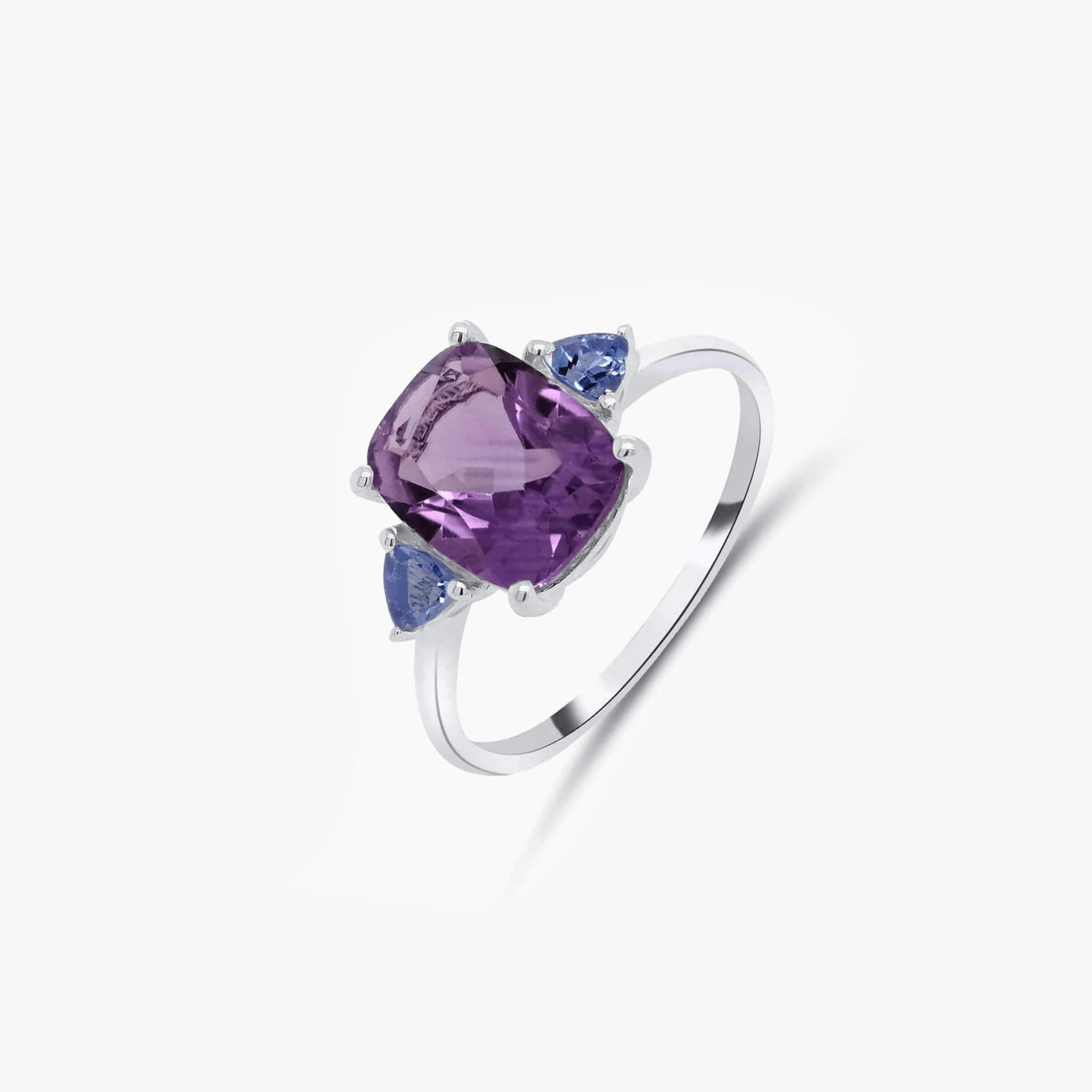 Bague en argent avec une grande améthyste et deux petites tanzanites dans un design minimaliste.