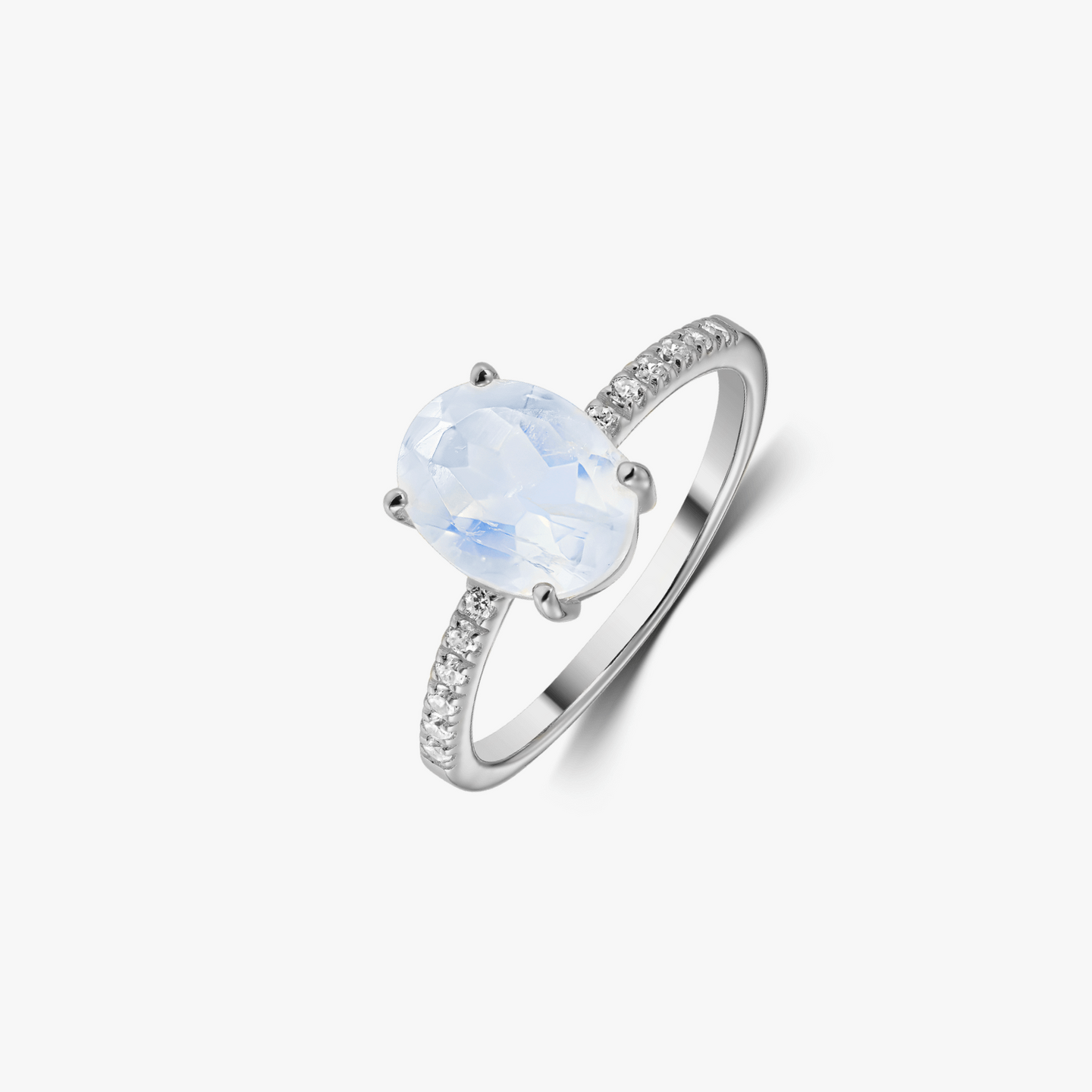 Bague en argent Reina avec pierre de lune sur fond blanc