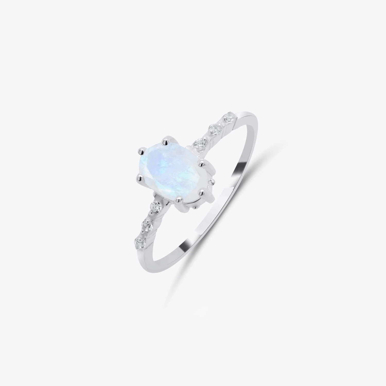 Bague Selah en argent avec une pierre de lune et des zircons sur fond blanc uni.