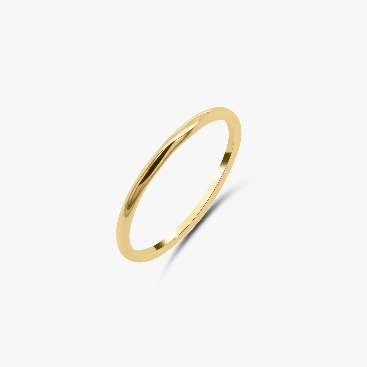 Bague en argent plaqué or minimaliste sur fond blanc.