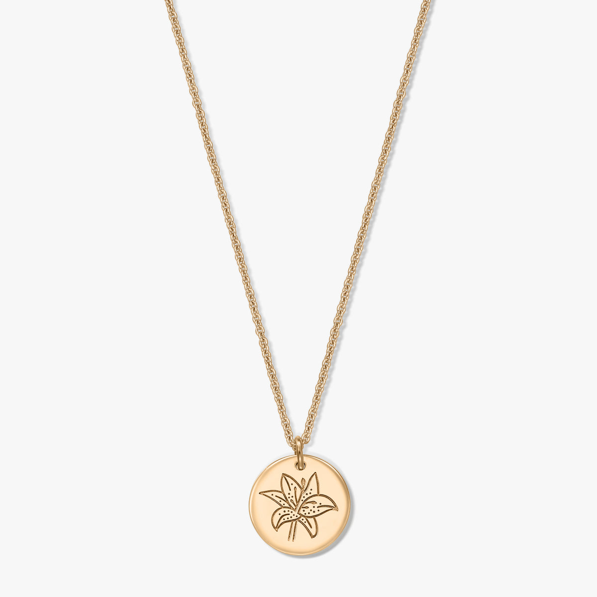 Collier en argent 925 à finition dorée avec pendentif disque rond gravé d’un lys, centré sur fond blanc.