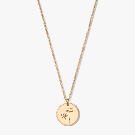 Collier en argent plaqué or avec pendentif disque rond gravé de deux fleurs de cosmos, photographié sur fond blanc.