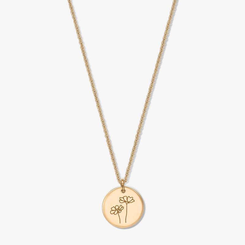 Collier en argent plaqué or avec pendentif disque rond gravé de deux fleurs de cosmos, photographié sur fond blanc.