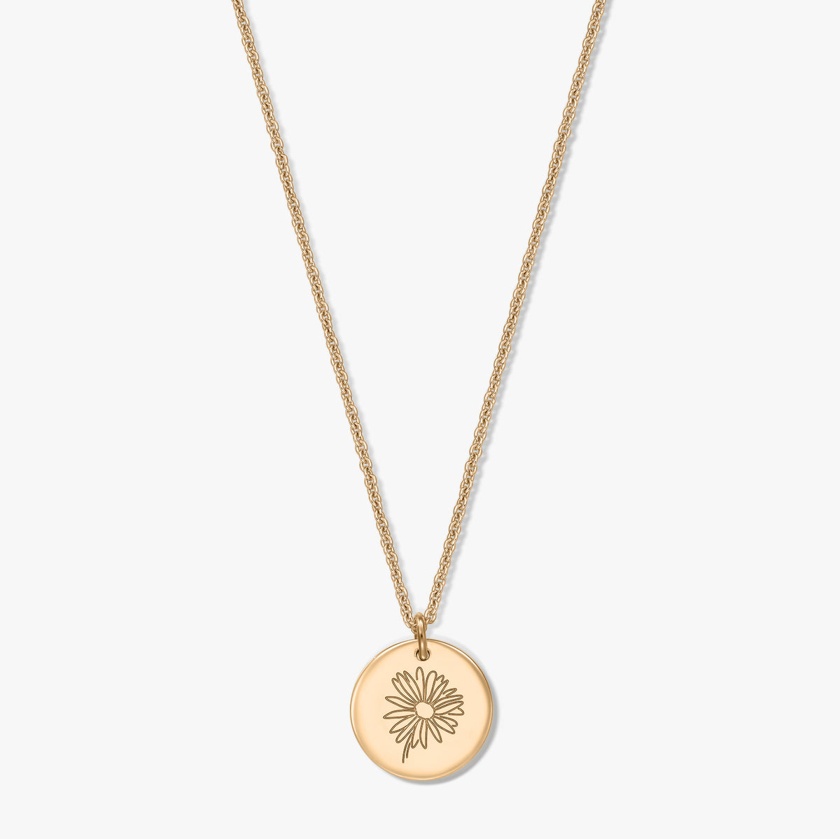 Collier en argent plaqué or avec pendentif disque rond gravé d'une marguerite, présenté au centre sur fond blanc.
