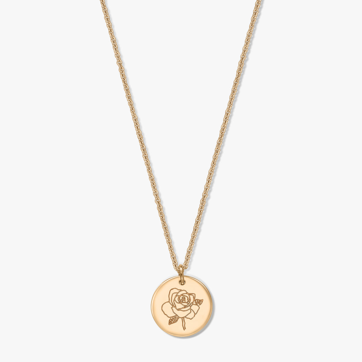 Collier en argent plaqué or avec un médaillon rond gravé d'une rose, photographié au centre sur fond blanc.