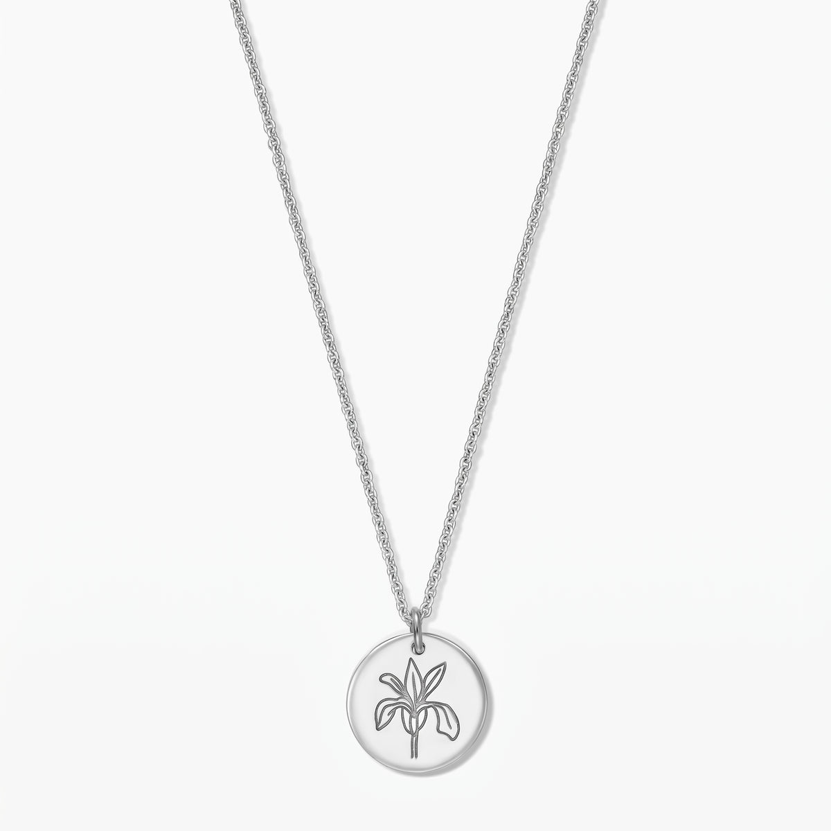 Collier en argent sterling avec un pendentif rond présentant un motif d’iris en dessin au trait sur fond blanc.