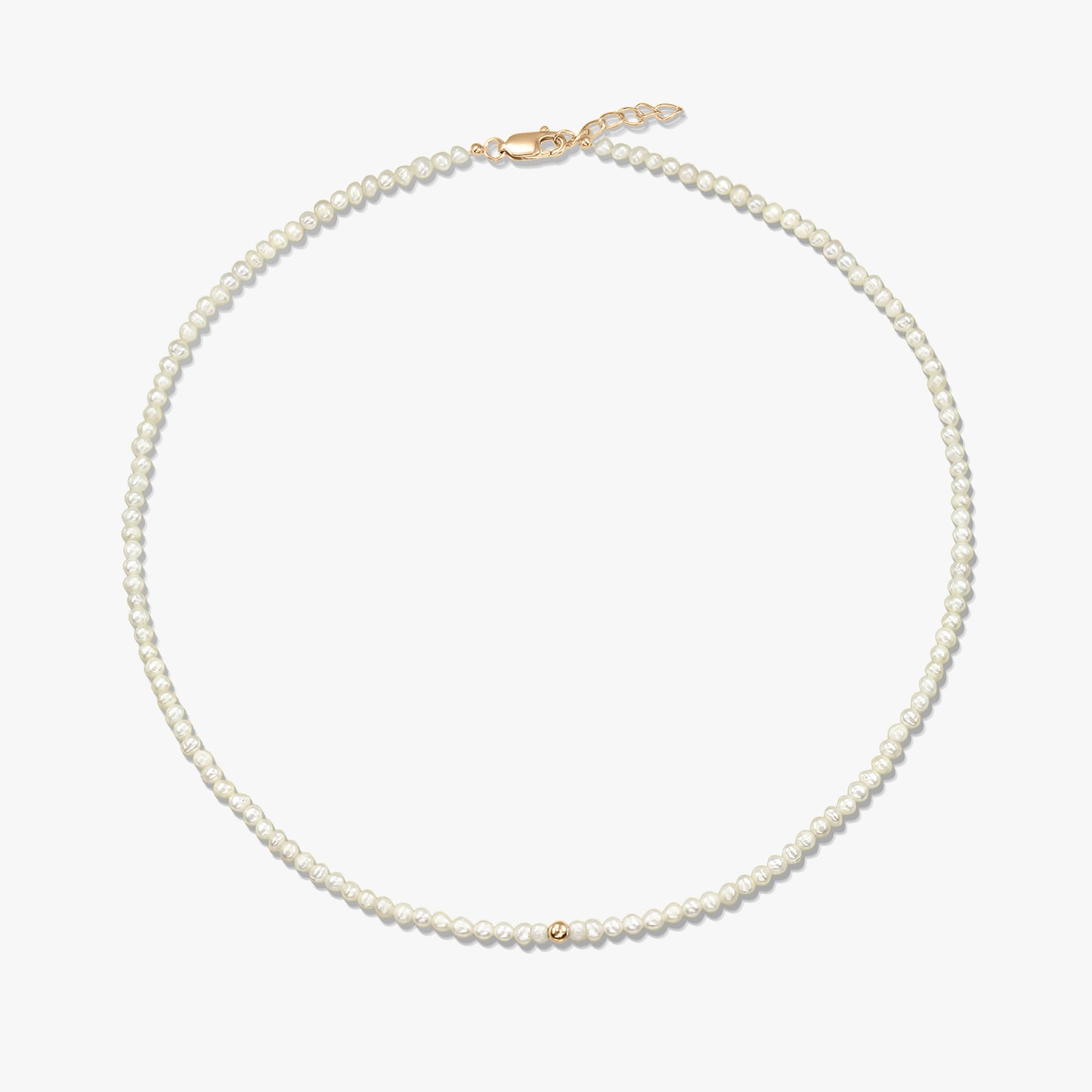 Image produit au format carré d’un collier délicat de perles naturelles, orné d’une petite bille en or jaune 14K, avec un fermoir mousqueton en or jaune et une courte chaînette d’extension, sur fond blanc.
