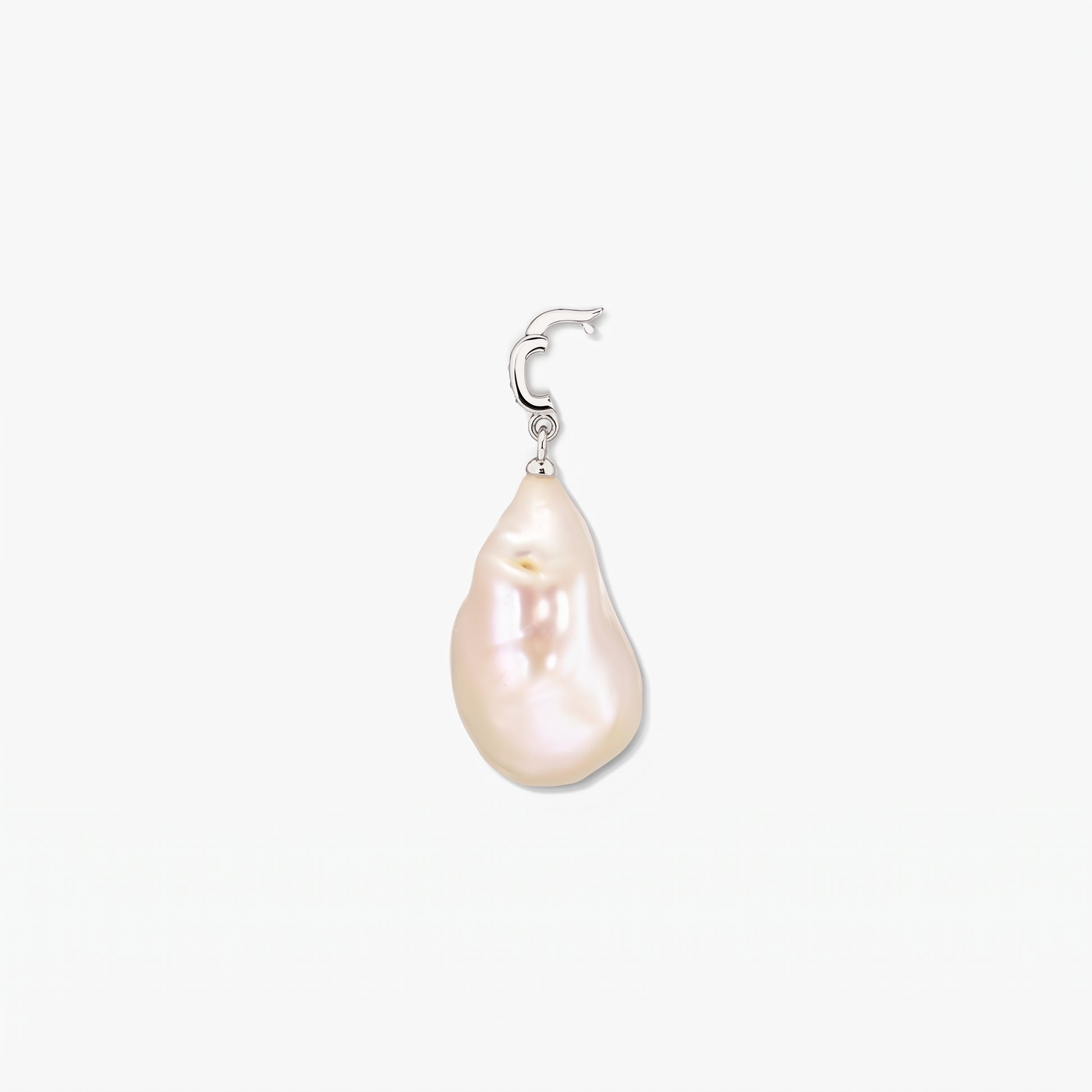 Pendentif à perle baroque avec bélière en argent 925 rhodié et détail en oxyde de zirconium blanc, sur fond blanc.