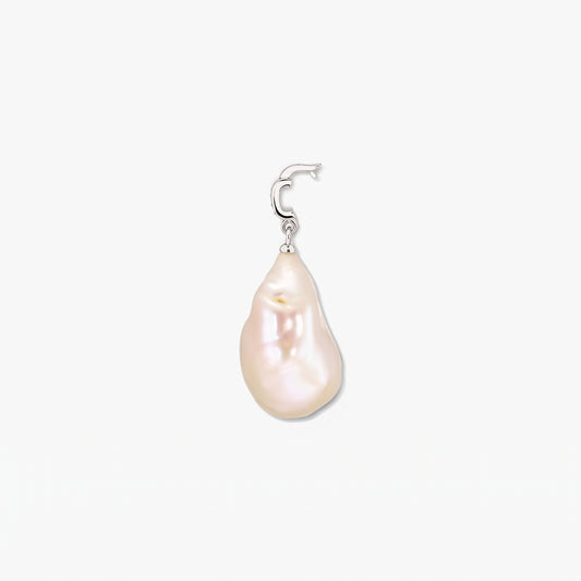 Pendentif à perle baroque avec bélière en argent 925 rhodié et détail en oxyde de zirconium blanc, sur fond blanc.