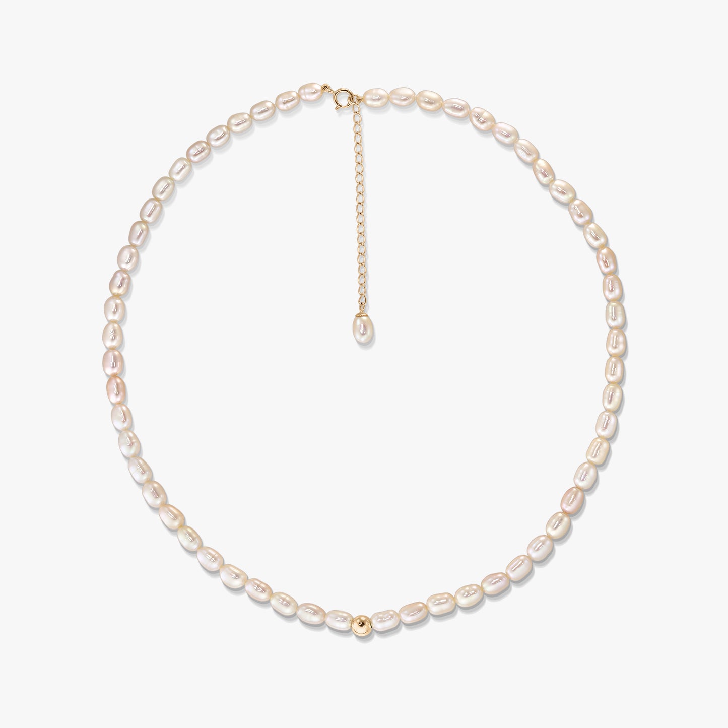 Collier Blair en or avec des perles ovales naturelles disposées en cercle sur fond blanc, doté d’un fermoir en or 14K, d’une chaînette de rallonge et d’une petite perle d’accent en or.