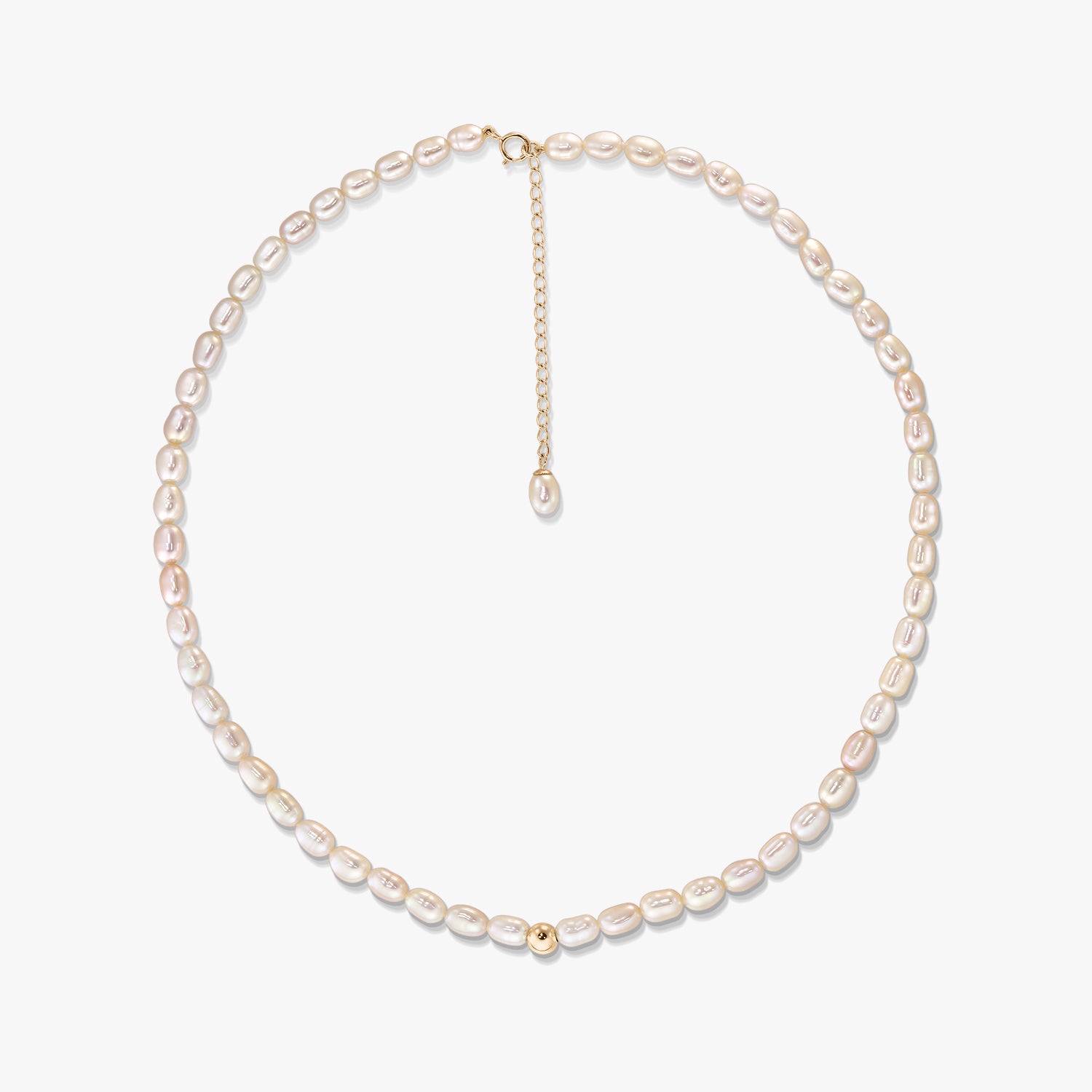 Collier Blair en or avec des perles ovales naturelles disposées en cercle sur fond blanc, doté d’un fermoir en or 14K, d’une chaînette de rallonge et d’une petite perle d’accent en or.
