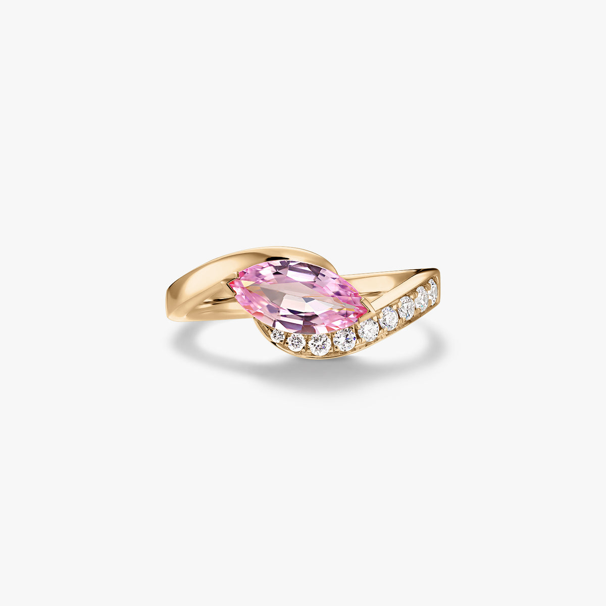 Bague en or jaune 14K ornée d’un saphir rose taille marquise et de diamants naturels pavés sur un anneau enroulé, isolée sur fond blanc.