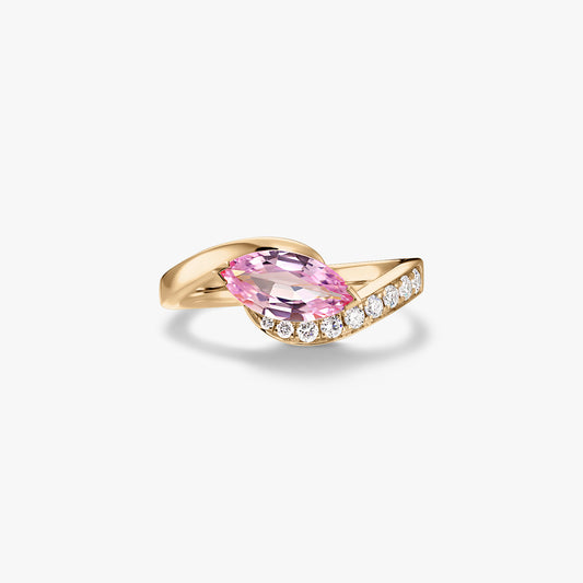 Bague en or jaune 14K ornée d’un saphir rose taille marquise et de diamants naturels pavés sur un anneau enroulé, isolée sur fond blanc.