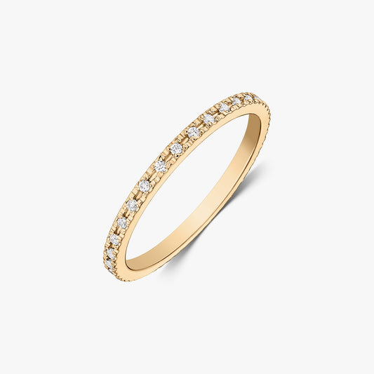 Alliance fine style tennis en or jaune 14K, sertie de pavé d’oxydes de zirconium blancs, photographiée sur fond blanc.
