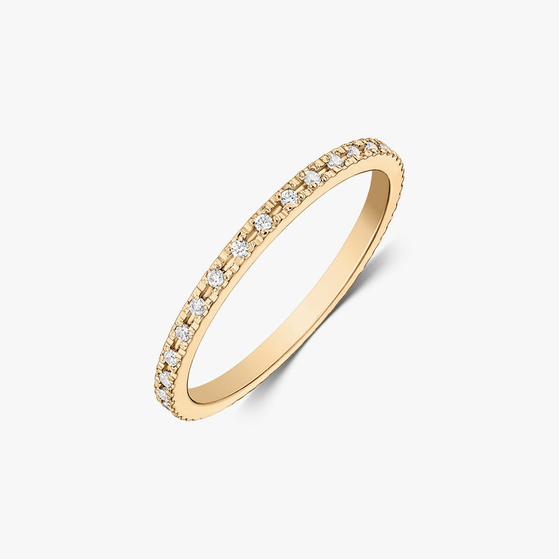 Alliance fine style tennis en or jaune 14K, sertie de pavé d’oxydes de zirconium blancs, photographiée sur fond blanc.