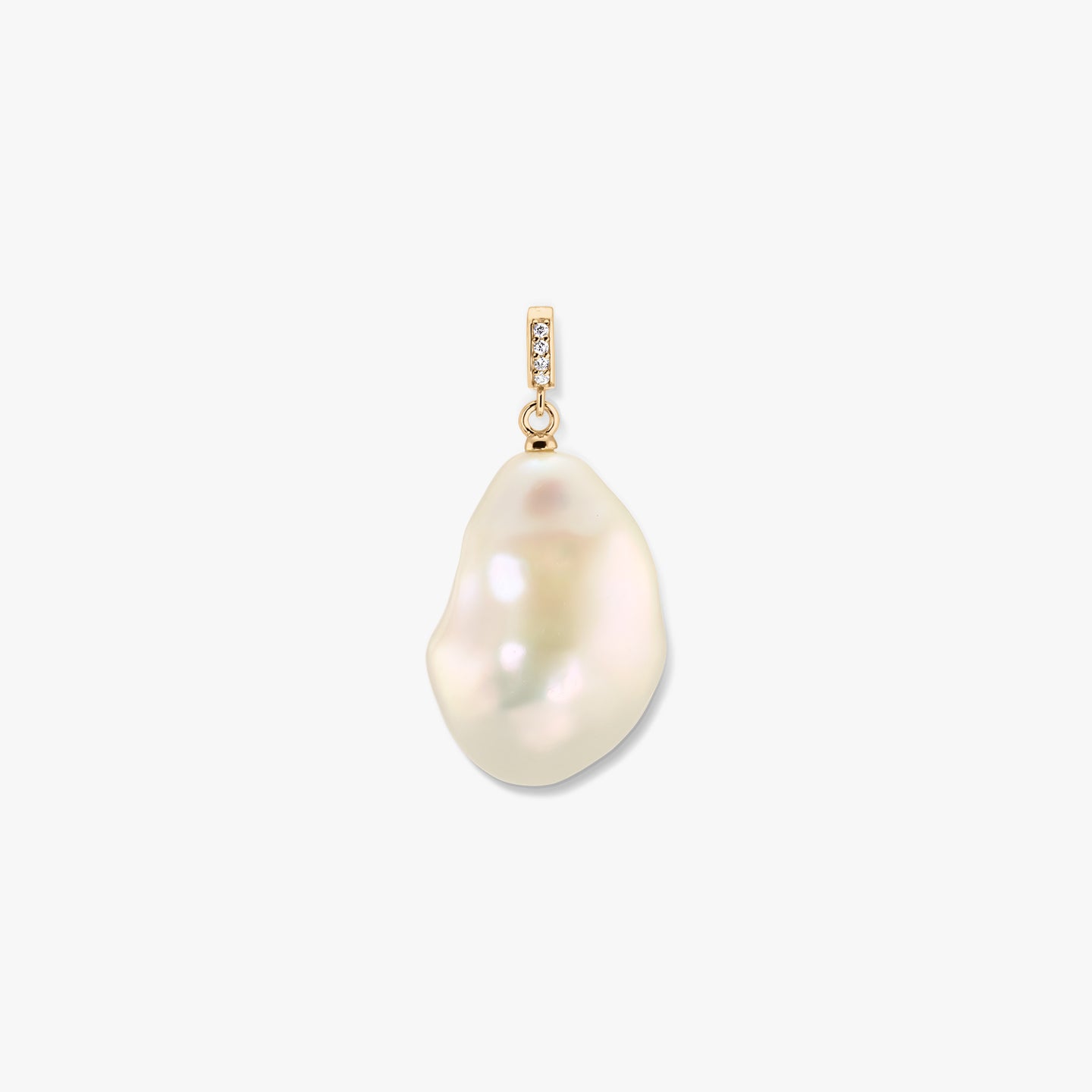 Pendentif à bélière plaqué or avec perle baroque blanche naturelle sur fond blanc.