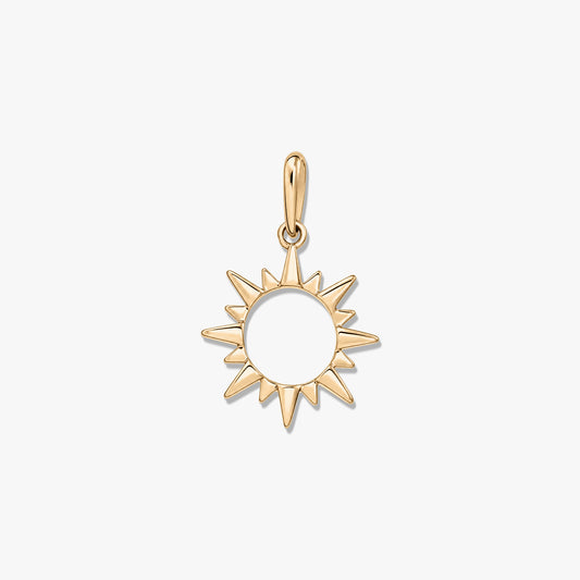 Pendentif soleil en or jaune poli avec centre ajouré et bélière, isolé sur fond blanc.