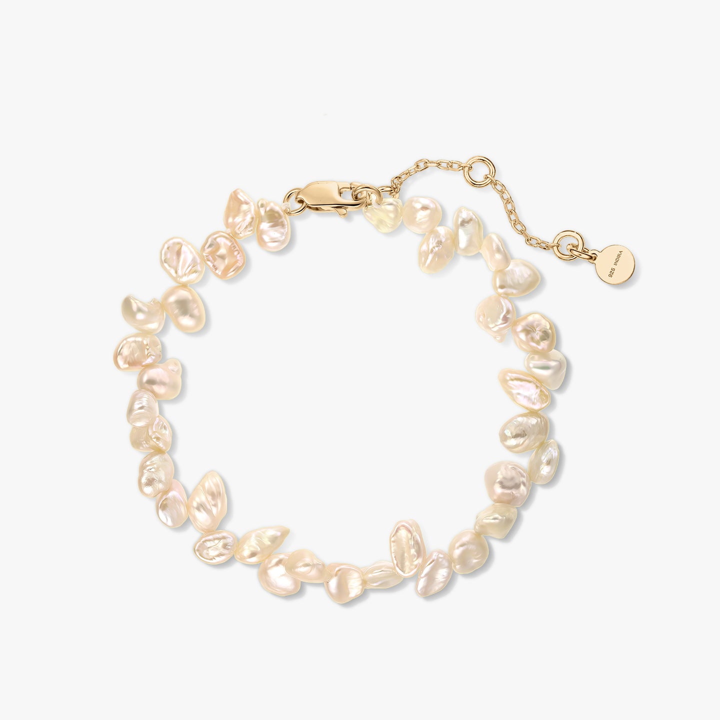 Bracelet en argent sterling plaqué or orné de perles keshi roses naturelles, avec chaîne de rallonge, sur fond blanc.