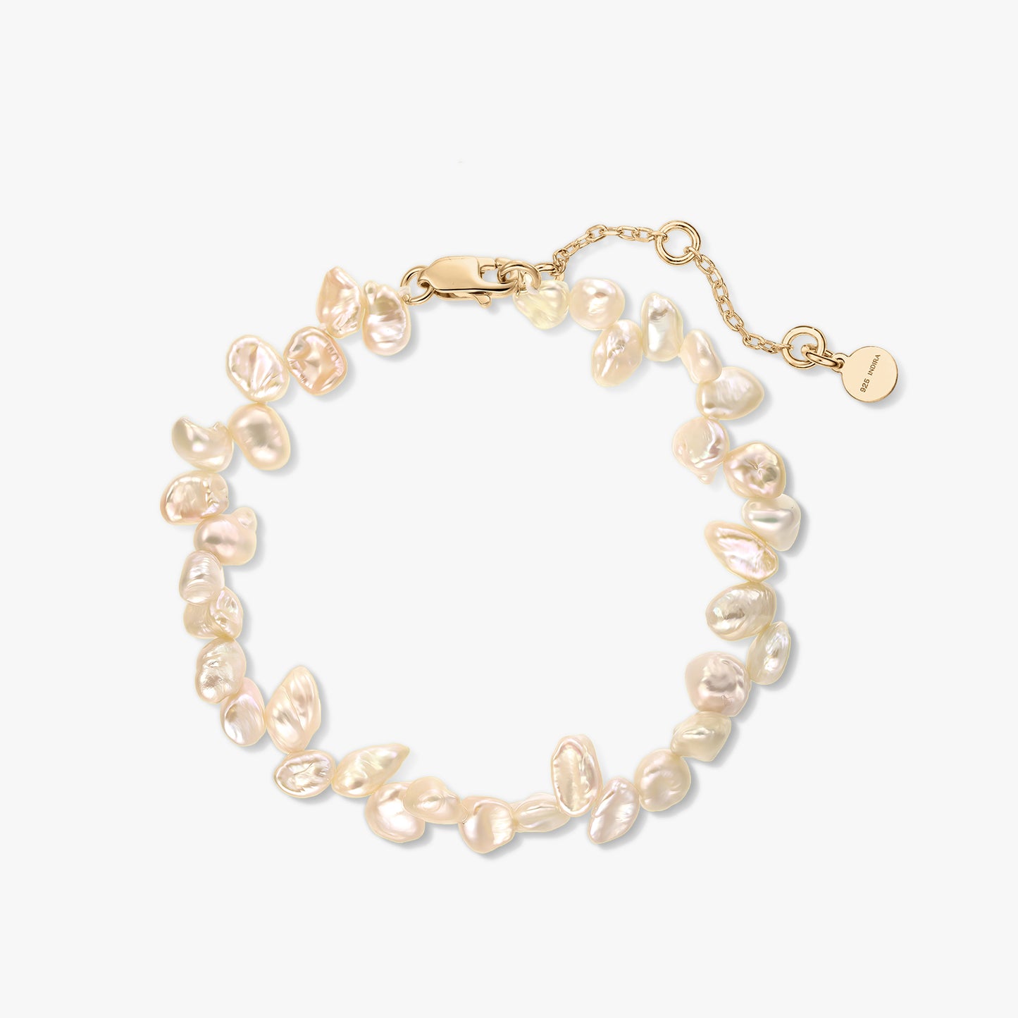 Bracelet en argent sterling plaqué or orné de perles keshi roses naturelles, avec chaîne de rallonge, sur fond blanc.