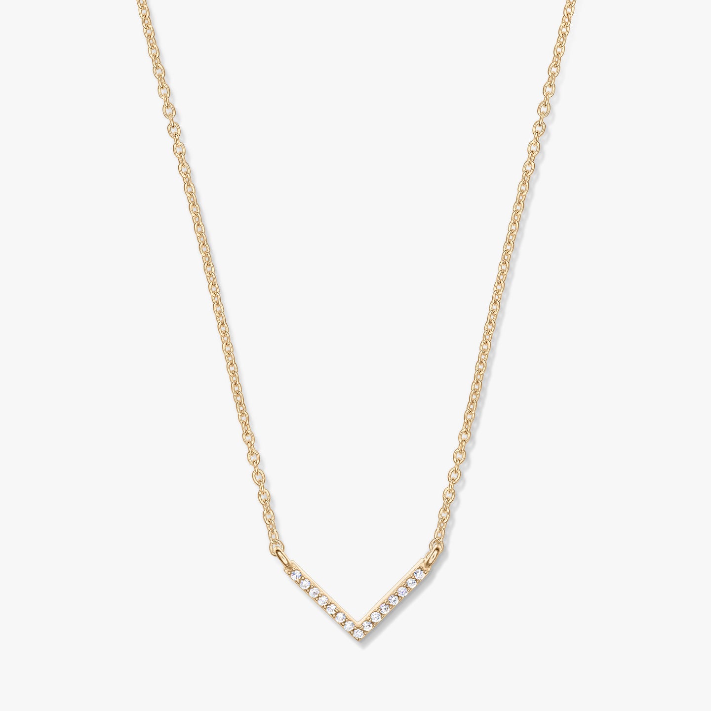 Collier doré avec pendentif en forme de V orné de zircone, sur une fine chaîne, photographié sur fond blanc.