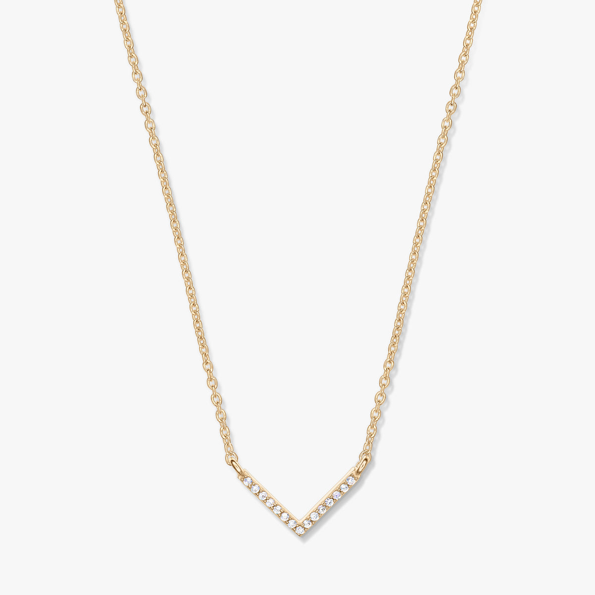 Collier doré avec pendentif en forme de V orné de zircone, sur une fine chaîne, photographié sur fond blanc.