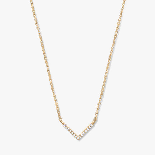 Collier doré avec pendentif en forme de V orné de zircone, sur une fine chaîne, photographié sur fond blanc.