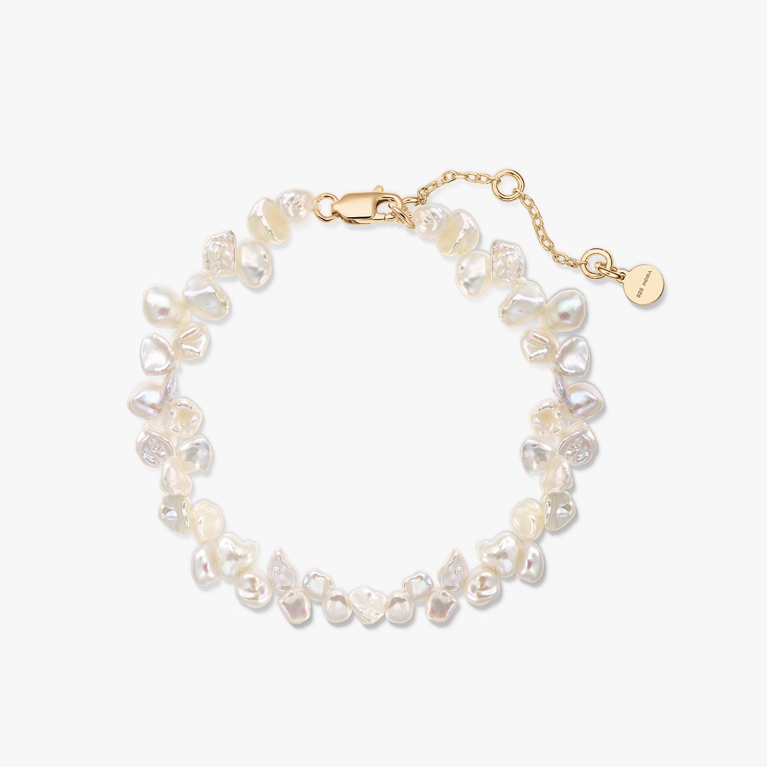Photo produit carrée d’un bracelet en perles keshi avec fermoir mousqueton en argent sterling 925 plaqué or et chaînette d’extension sur fond blanc.