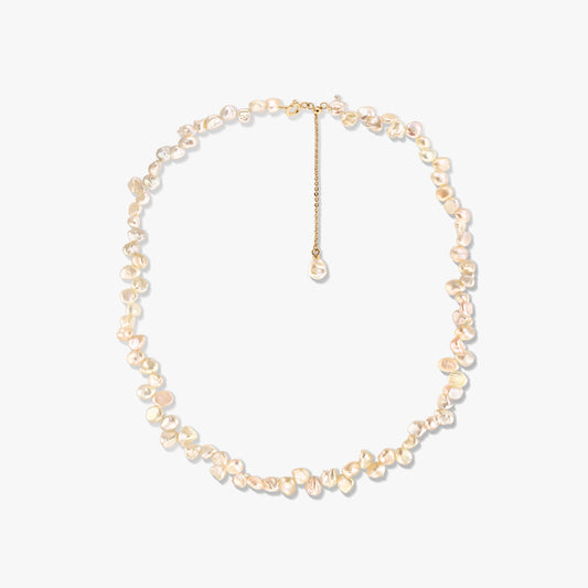 Collier en argent plaqué or avec perles keshi roses irrégulières et chaînette d’extension ajustable, photographié sur fond blanc.