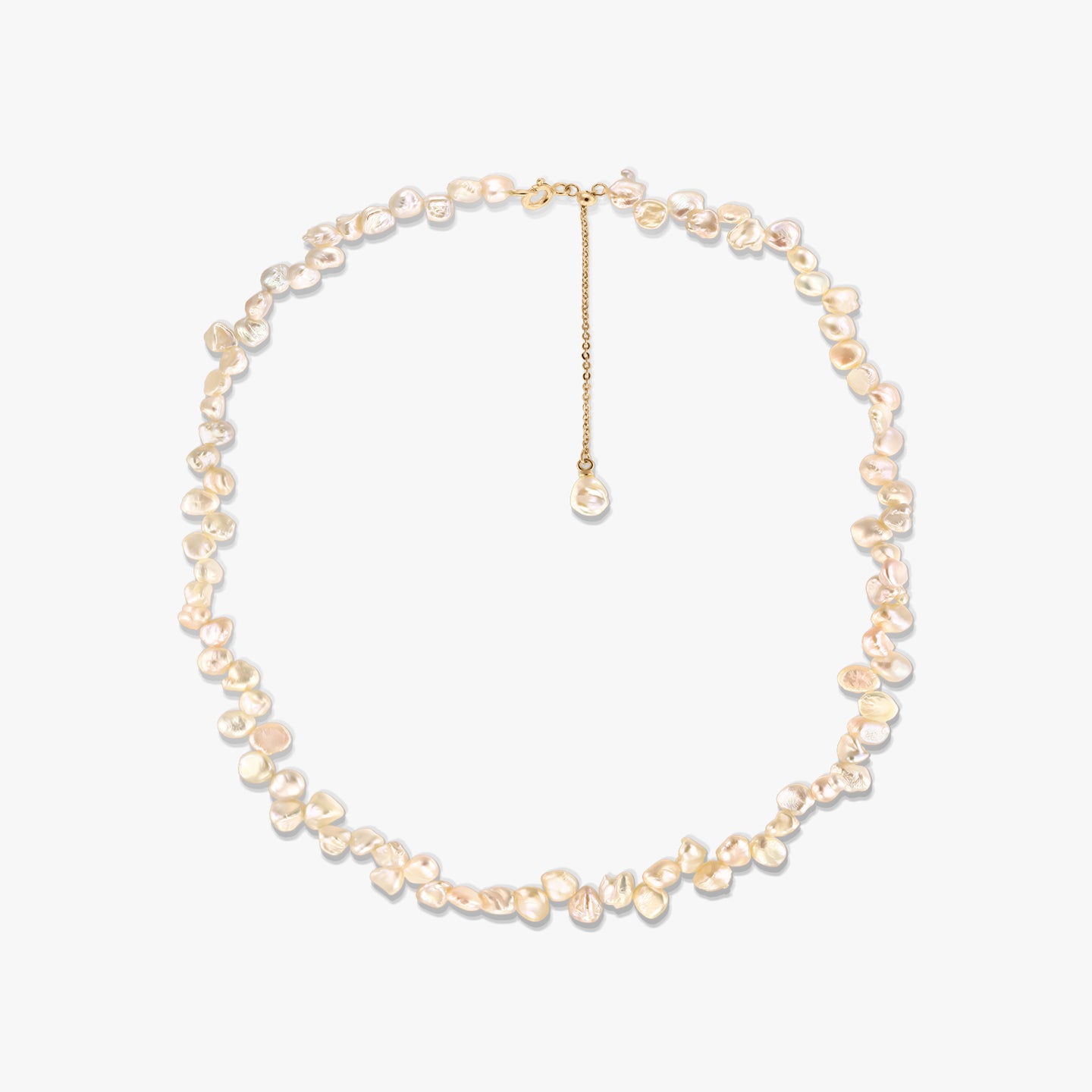 Collier en argent plaqué or orné de perles keshi d’eau douce roses, de forme irrégulière, avec rallonge de chaîne ajustable, photographié sur fond blanc.