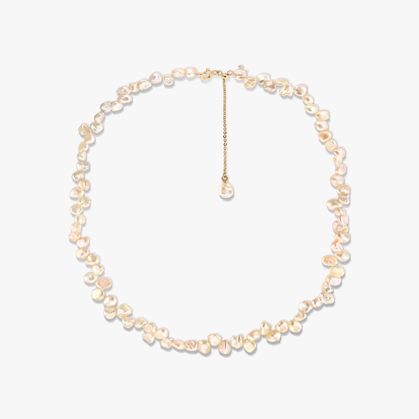 Collier en argent plaqué or orné de perles keshi d’eau douce roses, de forme irrégulière, avec rallonge de chaîne ajustable, photographié sur fond blanc.