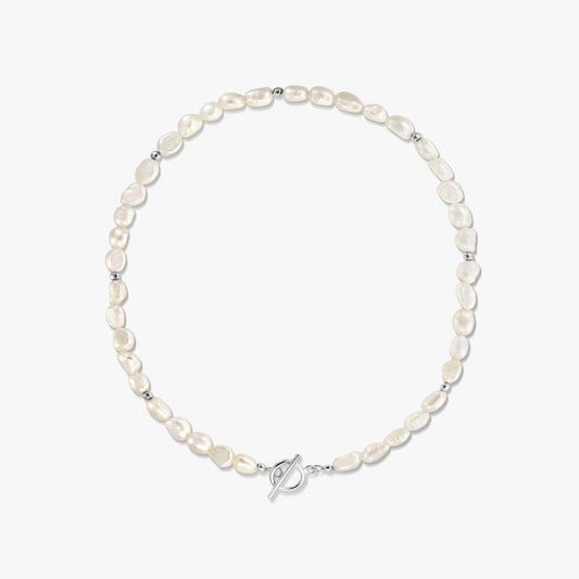 Collier Silver Grace orné de perles d'eau douce naturelles et de perles intercalaires en argent sterling, terminé par un fermoir toggle en argent, sur fond blanc.