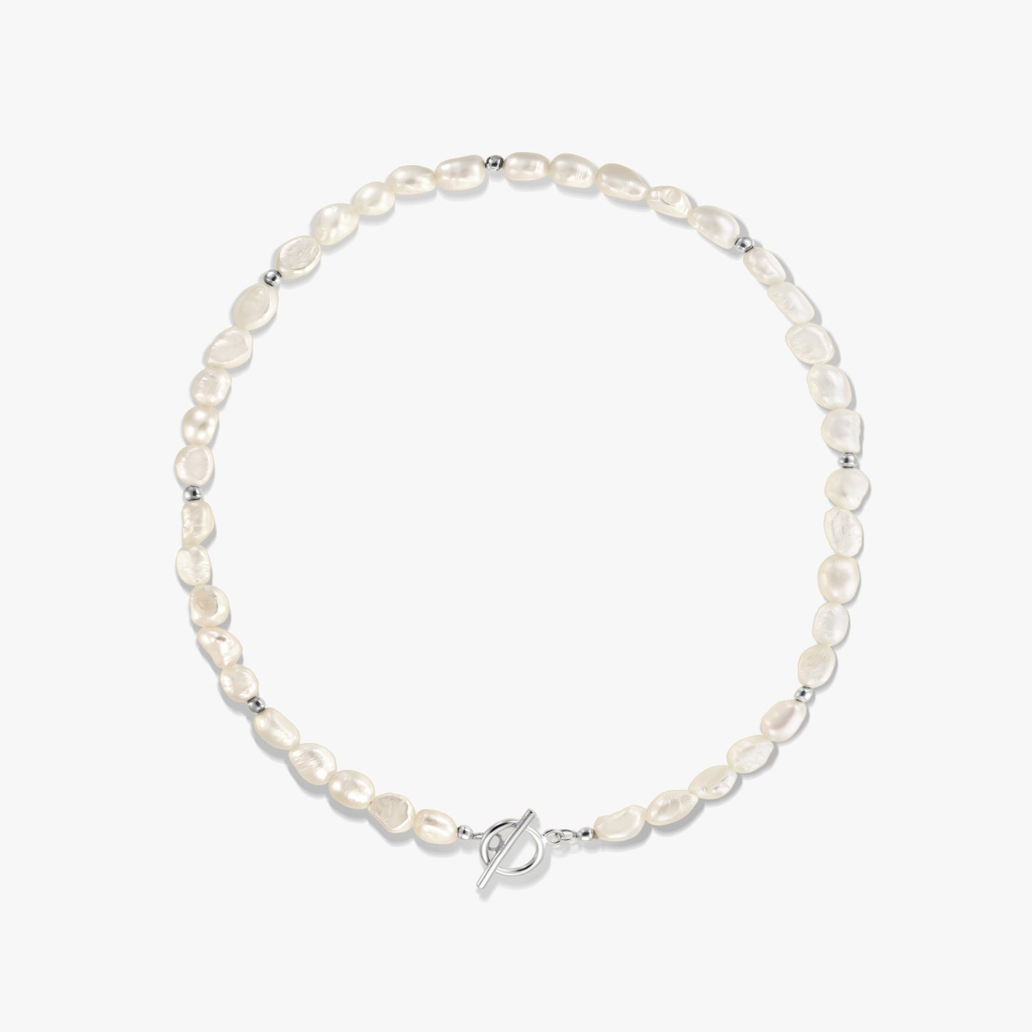 Photo de studio carrée d’un élégant collier en argent sterling orné d’une perle d’eau douce naturelle, avec de petites perles intercalaires en argent et un fermoir toggle, sur fond blanc.