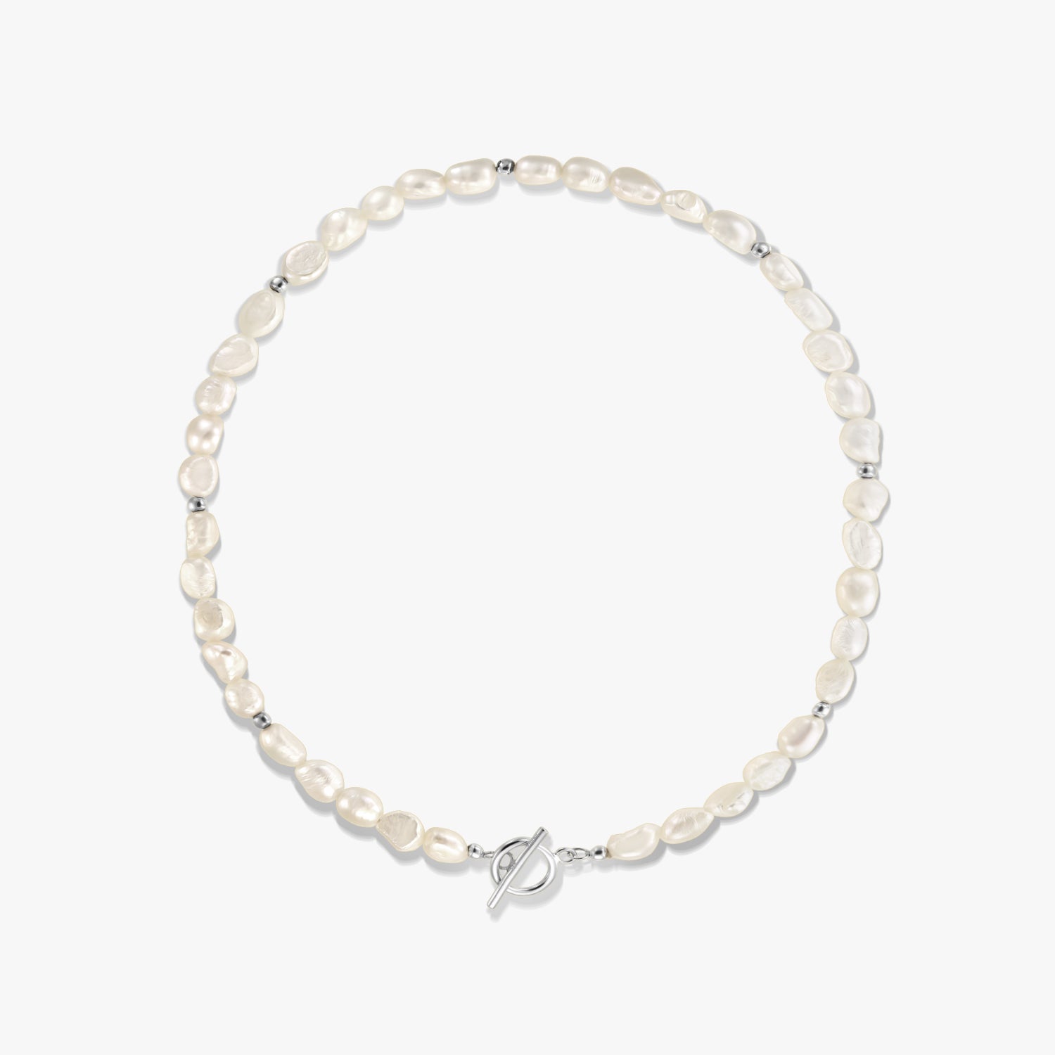 Photo de studio carrée d’un élégant collier en argent sterling orné d’une perle d’eau douce naturelle, avec de petites perles intercalaires en argent et un fermoir toggle, sur fond blanc.