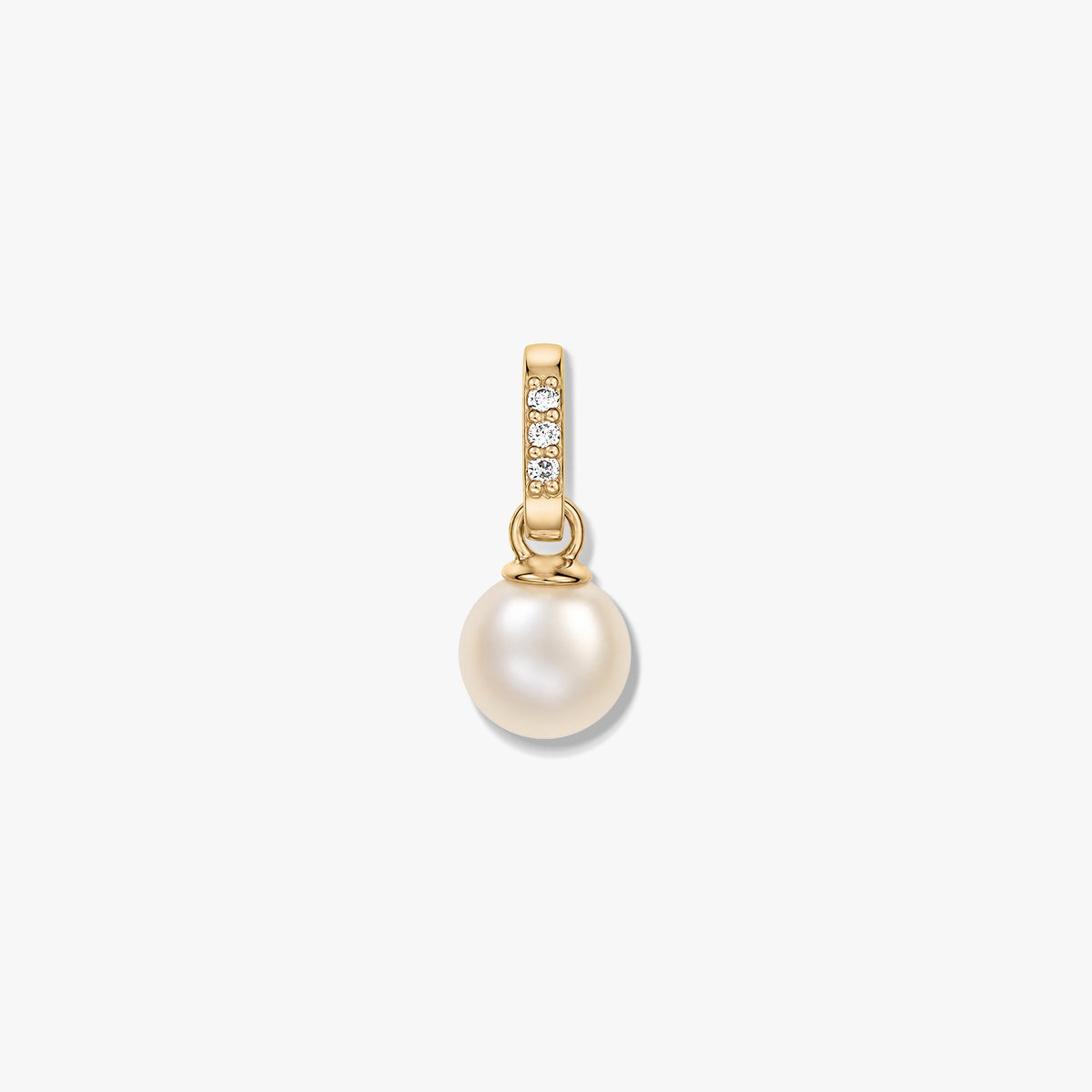Pendentif Aveline en or jaune 14K avec une seule perle de culture en goutte et une bélière pavée de diamants, sur fond blanc.