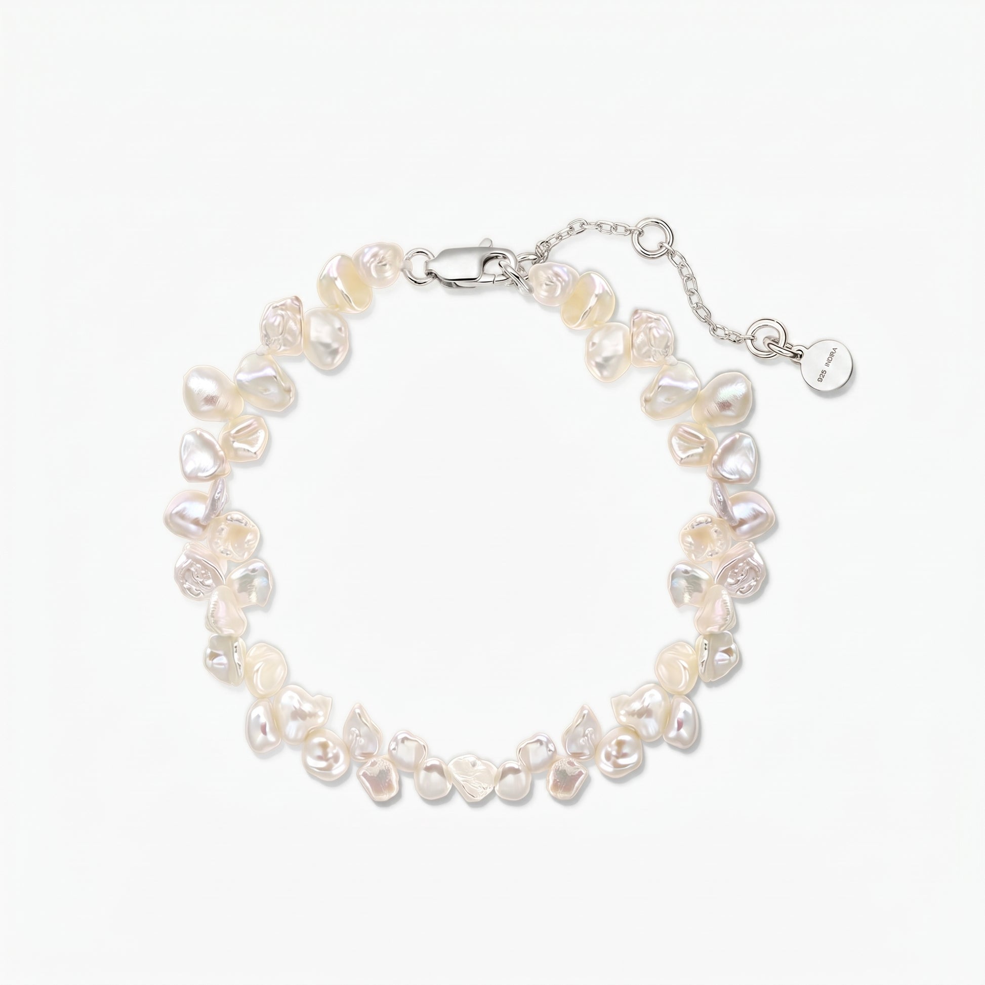 Bracelet ajustable en perles keshi d’eau douce, doté d’un fermoir mousqueton en argent 925 plaqué rhodium et d’une chaîne d’extension, sur fond blanc.