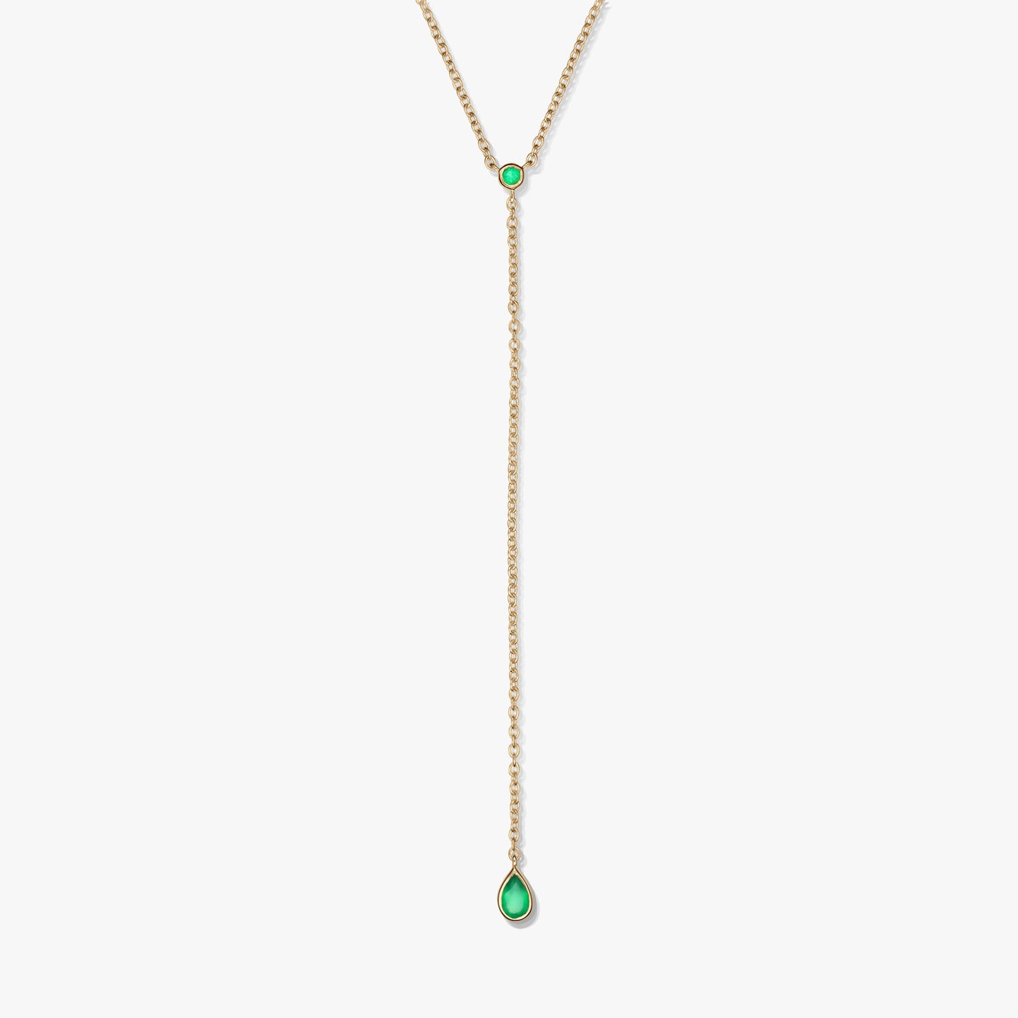 Collier lariat en argent sterling plaqué or avec des accents d'onyx vert et un pendentif en forme de goutte, photographié sur fond blanc.