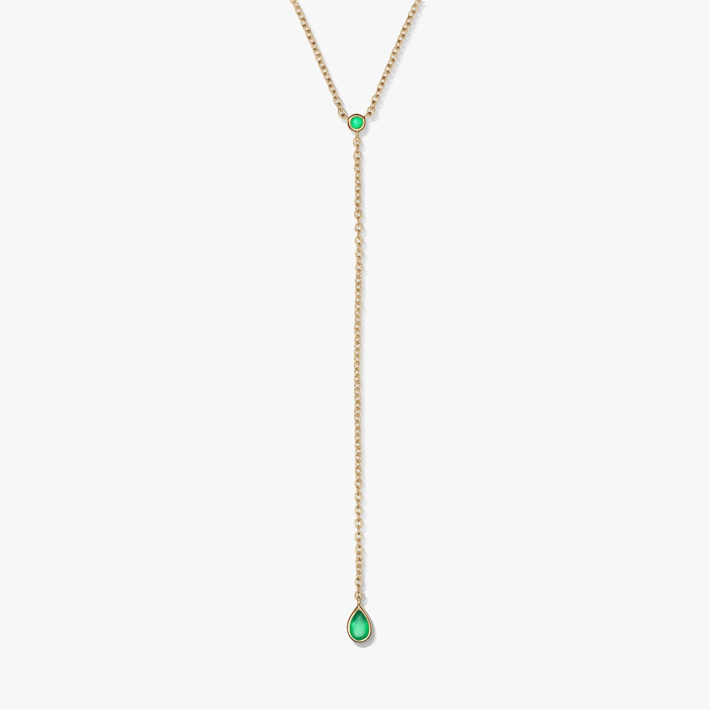 Collier lariat en argent sterling plaqué or avec des accents d'onyx vert et un pendentif en forme de goutte, photographié sur fond blanc.