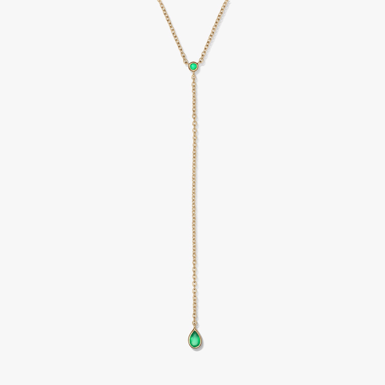 Collier lariat en argent sterling plaqué or avec des accents d'onyx vert et un pendentif en forme de goutte, photographié sur fond blanc.