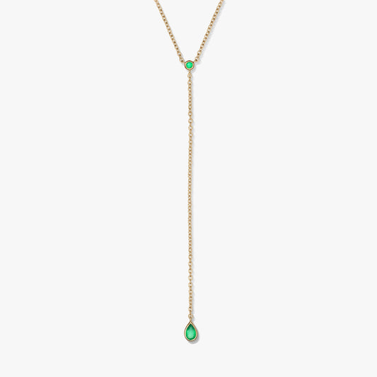 Collier lariat en argent sterling plaqué or avec des accents d'onyx vert et un pendentif en forme de goutte, photographié sur fond blanc.